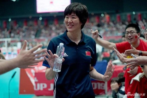 成功卫冕世界杯！央视称赞中国女排是中国体育的财富，郎平哭了
