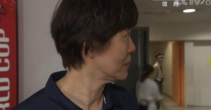 中国女排夺冠赛后，郎平采访时情绪哽咽，直言到：其实挺难的