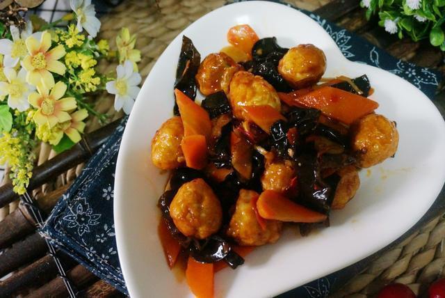 美食：多彩芹菜炒肉丝，凉拌粉丝，鱼香鹌鹑蛋