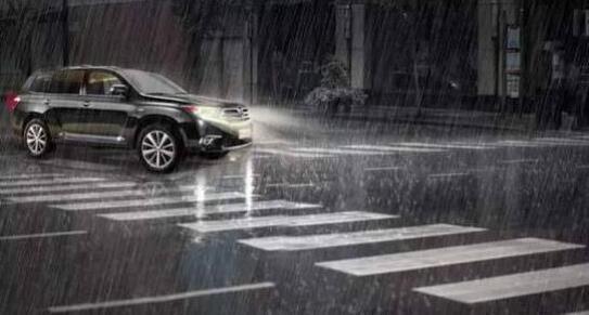 下雨天驾驶电动汽车有哪些关于安全的注意事项？