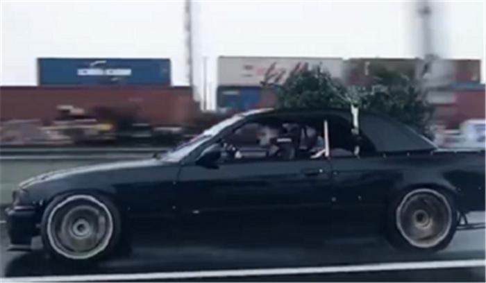 国外“流行”的漂移方式：开宝马，车顶背圣诞树，酷似“大背头”