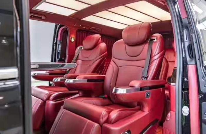 奔驰V260改“国庆红”内饰，高端MPV就是这样大气，乘坐超舒适