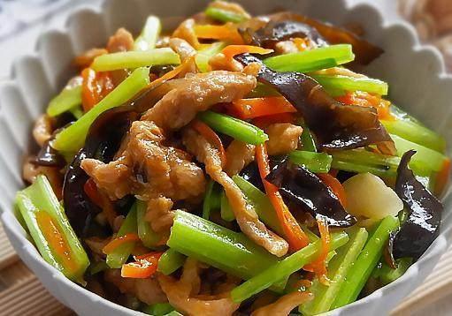 美食：多彩芹菜炒肉丝，凉拌粉丝，鱼香鹌鹑蛋