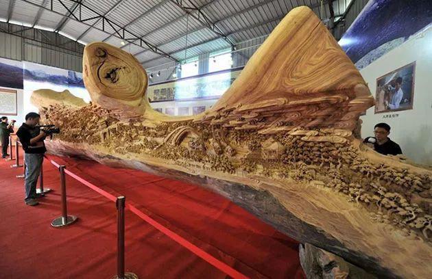 中国这尊12米长的巨型木雕，创吉尼斯纪录，把外国网友惊呆了