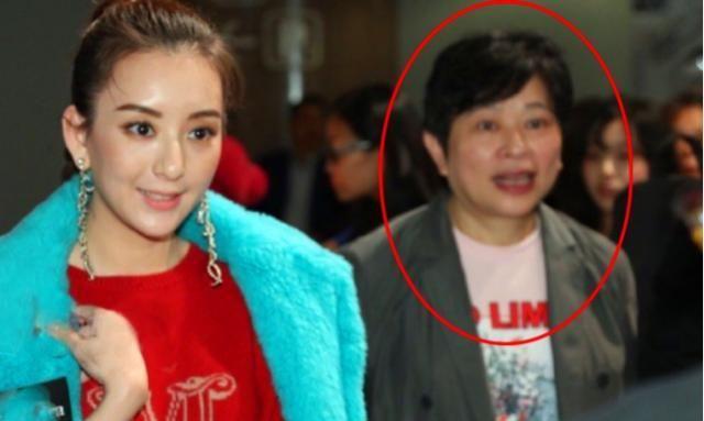 郭富城经纪人小美当爹又当妈？58岁仍未结婚，平时还帮方媛带娃