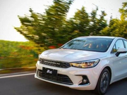 裸车价5.7万元起，百公里耗油5.5升，内饰看着很有奔驰范