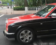 广东偶遇罕见宾利雅致，落地670万，一看车牌：可了不得