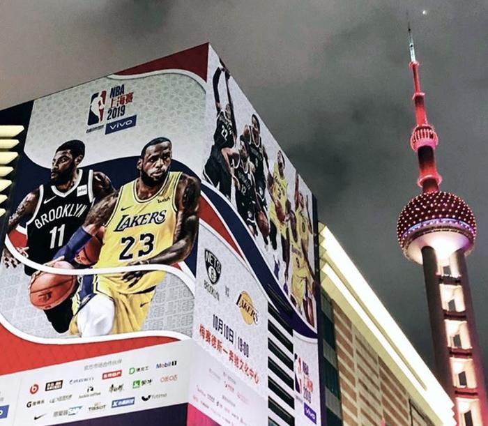肖华深夜抵达上海 目睹NBA中国赛海报被拆除 詹姆斯闲的逛街