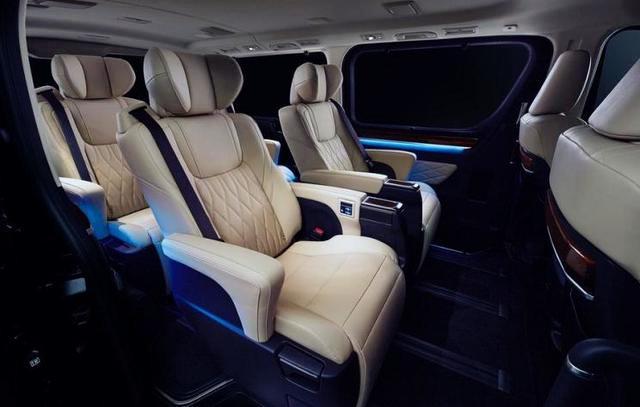 丰田又一“MPV”亮相，车长5.3米，双排航空座椅，配2.8T发动机