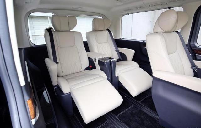 丰田又一“MPV”亮相，车长5.3米，双排航空座椅，配2.8T发动机