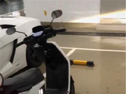 540万兰博基尼停车库，车位值30万，车旁停辆电瓶车，还是宝马标