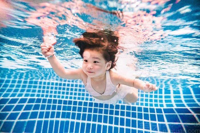 国外幼儿参加亲子游水下画面曝光，与国内亲子游理念形成鲜明对比