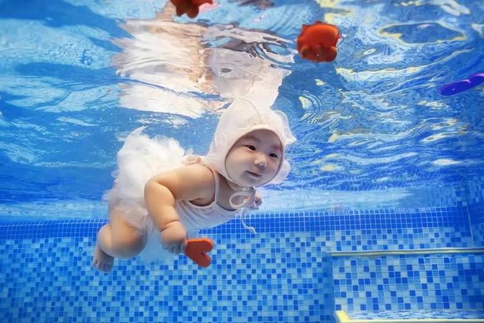 国外幼儿参加亲子游水下画面曝光，与国内亲子游理念形成鲜明对比