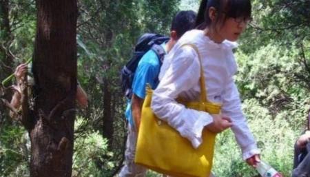 在户外爬山时，为什么导游建议女性不要穿短裙？看完明白了！