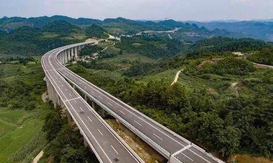 贵州四条最美自驾公路，一路峡谷深流，一路峰林田野，如在画中游