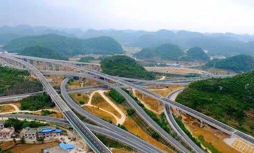 贵州四条最美自驾公路，一路峡谷深流，一路峰林田野，如在画中游