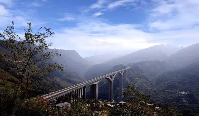 贵州四条最美自驾公路，一路峡谷深流，一路峰林田野，如在画中游