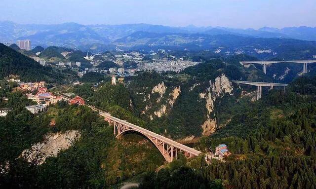 贵州四条最美自驾公路，一路峡谷深流，一路峰林田野，如在画中游