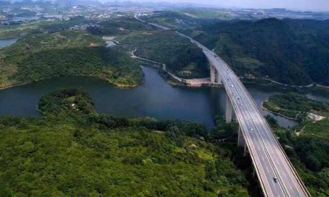 贵州四条最美自驾公路，一路峡谷深流，一路峰林田野，如在画中游