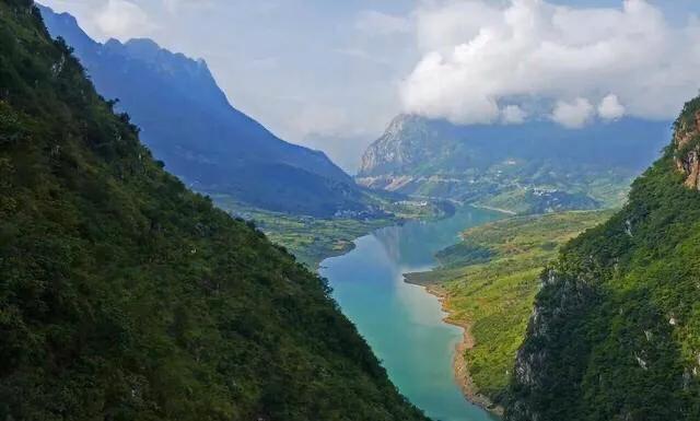 贵州四条最美自驾公路，一路峡谷深流，一路峰林田野，如在画中游