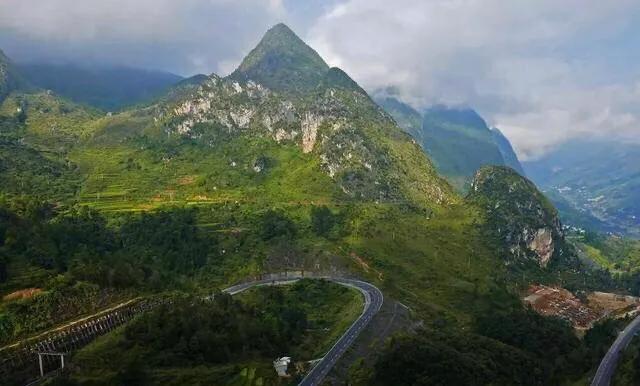 贵州四条最美自驾公路，一路峡谷深流，一路峰林田野，如在画中游