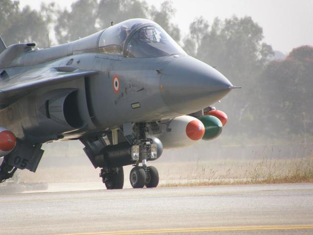 印度战斗机生产商罢工，光辉战机无法满足需要，空军司令很尴尬