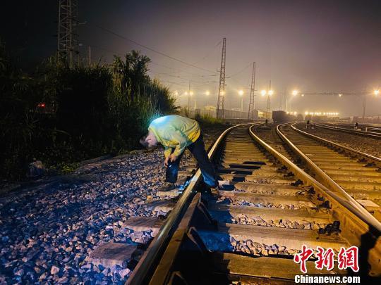 玉林发生5.2级地震铁路部门扣停多趟列车 工作人员连夜排查安全隐患