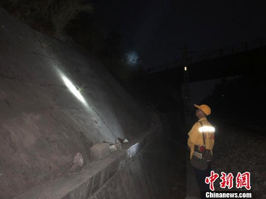 玉林发生5.2级地震铁路部门扣停多趟列车 工作人员连夜排查安全隐患