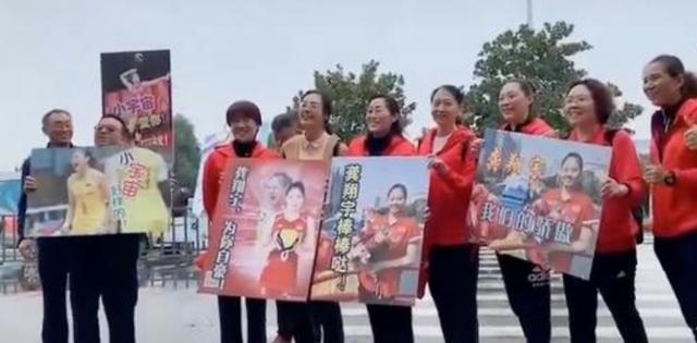 魅力四射！女排世界冠军参加庆功会，全程占据C位，妈妈乐开了花