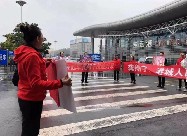 魅力四射！女排世界冠军参加庆功会，全程占据C位，妈妈乐开了花