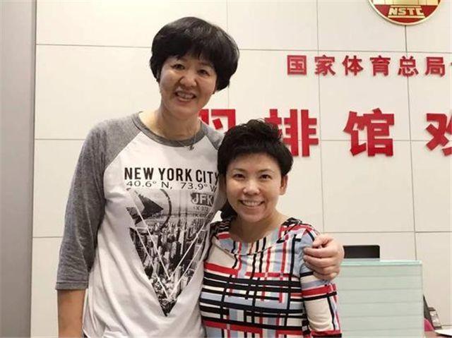 1米55邓亚萍采访2米巨人朱婷！大魔王仅到大婷胸部 仍自信大笑