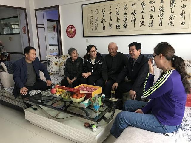 女排世界冠军回乡探亲！县委书记登门慰问，促膝谈心，场面很温馨