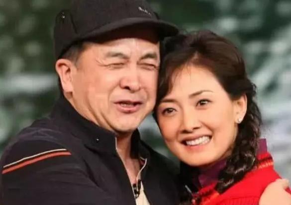 年近60的黄宏，结婚30年老婆身份曝出，原来我们都熟悉