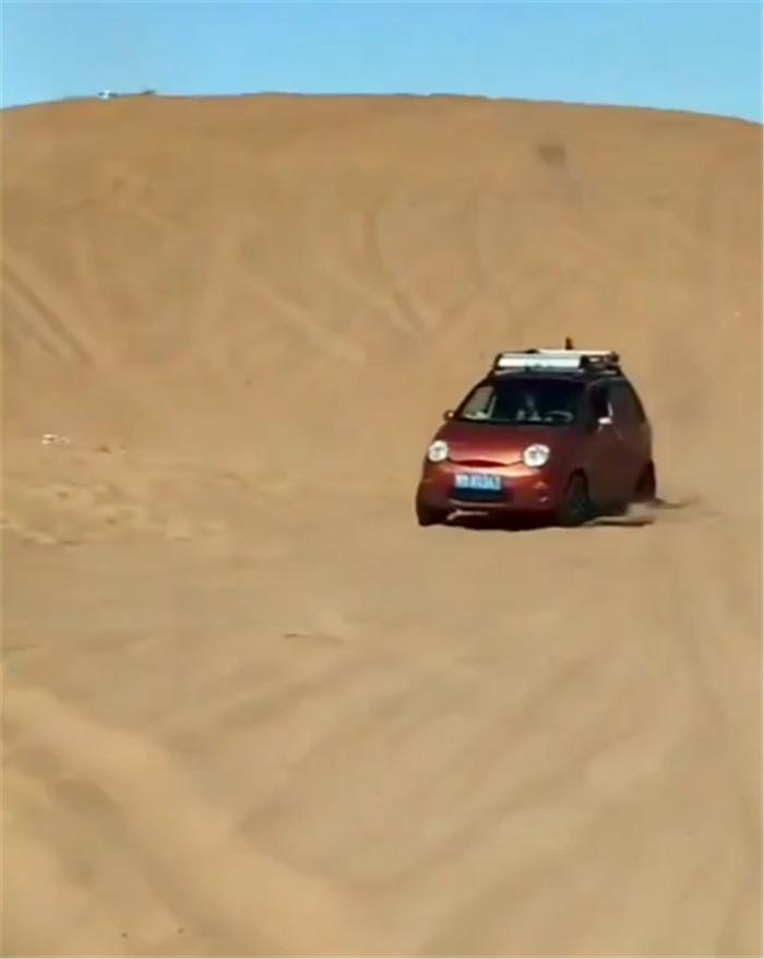 4万比亚迪沙中随意开，胎压未降，也没改沙地胎，但只限平地沙漠