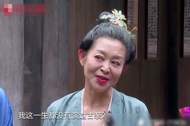 60岁倪萍太励志，瘦身成功后穿古装扮少女，关掉滤镜满脸皱纹！