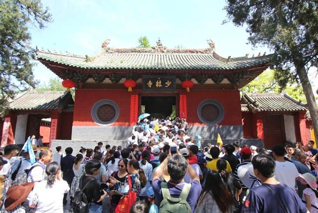 游走河南郑州，当地人热烈欢迎，离开之时城里人热情相送