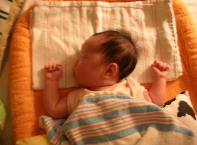为什么宝宝睡觉爱踢被子，反而不容易感冒？这4个答案太走心