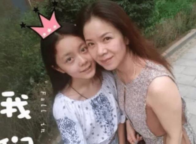 17岁的赵今麦美成女神，看到和妈妈同框，网友：难怪长得这么好看