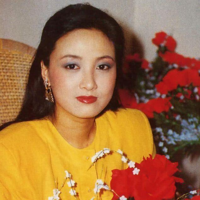 她二婚嫁给张国立，曾被前妻要求28年不生育，60岁终于成为母亲