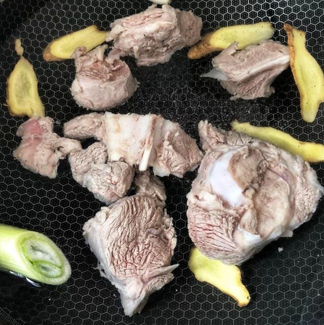 秋季天凉吃此肉，不仅营养还暖胃，炖成汤羹清甜滋润，鲜美无膻味