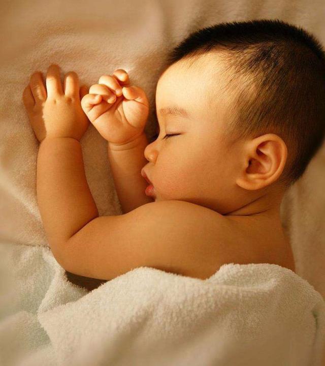 为什么宝宝睡觉爱踢被子，反而不容易感冒？这4个答案太走心