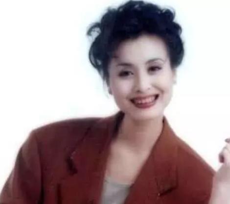 年近60的黄宏，结婚30年老婆身份曝出，原来我们都熟悉