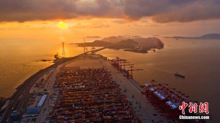 上海洋山港码头自动化  效率创“神话”上海洋山港码头自动化  效率创“神话”