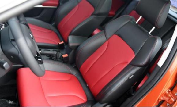 新长安CS15登场，1.5L发动机的小型SUV黑红内饰特别符合年轻人