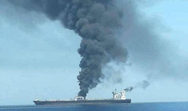 中东海域油轮被导弹击中爆炸，美国火速增兵中东，俄：来者不善