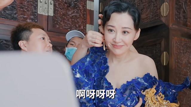 50岁许晴穿婚纱仍少女感爆棚，自认如今母爱爆棚，依然期许当妈妈