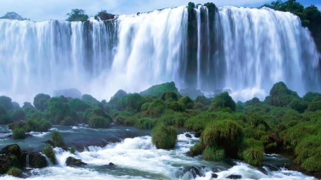 全球最大人造瀑布：165米高，古罗马建造，两地人民为它吵了千年