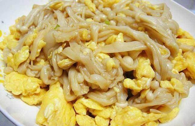 精选美食推荐：培根土豆丝饼，韭菜火腿蛋卷，金针菇炒蛋的做法