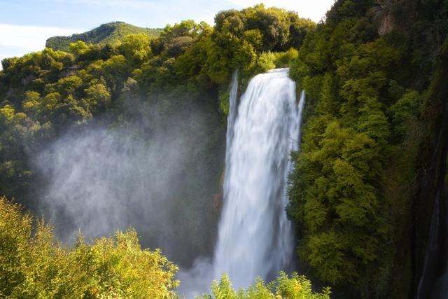 全球最大人造瀑布：165米高，古罗马建造，两地人民为它吵了千年
