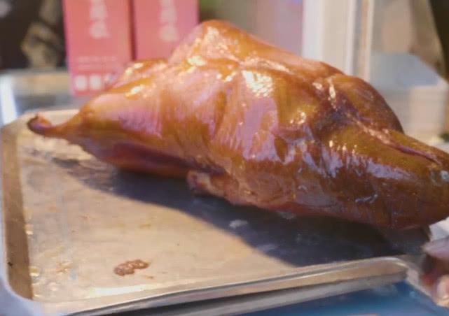 南京一家店80年只卖烤鸭，顾客天天排长队，剁一盘后座才16元